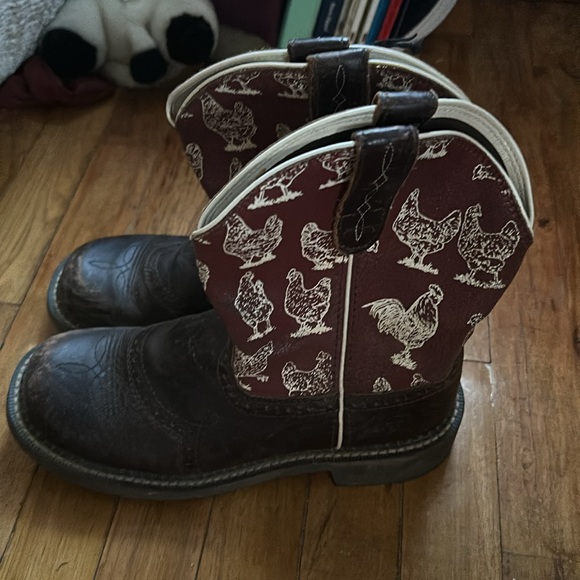 Beyond adorable and fun artists with chicken print - Picture 2 of 7